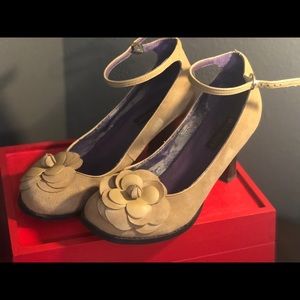Mojo Moxy heels in tan suede